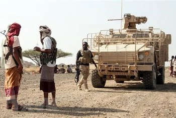 Các lực lượng Yemen trong chiến dịch truy quét phiến quân Houthi tại tỉnh Taiz. (Ảnh: AFP/TTXVN)