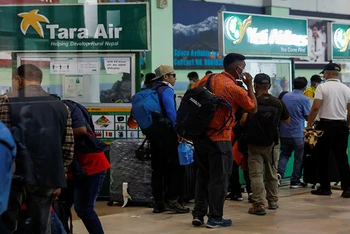 Nhóm leo núi chờ lên máy bay làm nhiệm vụ tìm kiếm và cứu nạn chiếc máy bay gặp nạn của hãng Tara Air. (Ảnh: Reuters)