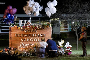 Góc tưởng niệm các nạn nhân của vụ xả súng tại Trường tiểu học Robb. (Ảnh: Reuters)