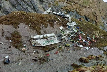 Hình ảnh do công ty hàng không Fishtail Air của Nepal cung cấp cho thấy mảnh vỡ của máy bay rải rác trên hẻm núi tại Sanosware, Mustang.