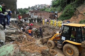 Hơn 100 người mất tích hoặc thiệt mạng do mưa lũ tại Brazil