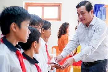 Đồng chí Phan Việt Cường trao quà tặng học sinh có hoàn cảnh khó khăn tại xã Trà Giác.