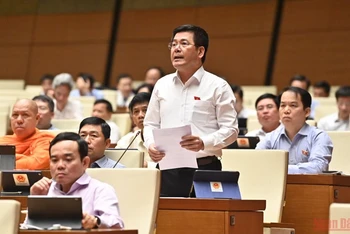 Bộ trưởng Công thương Nguyễn Hồng Diên phát biểu tại phiên thảo luận của Quốc hội chiều 30/5. (Ảnh: NGUYÊN LINH)