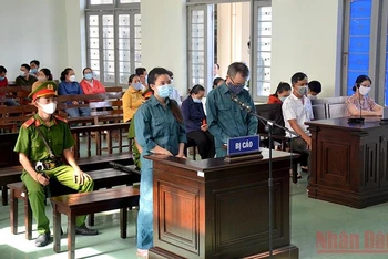 Hai bị cáo Hồ Thị Ngọc Yến và Phí Văn Thành tại phiên tòa.