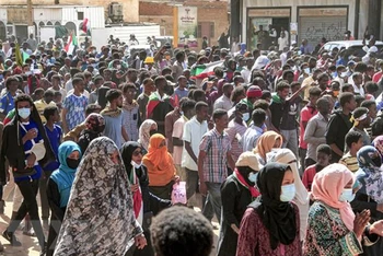 Người dân tham gia biểu tình yêu cầu chuyển tiếp sang chính quyền dân sự tại Sahafa, ngoại ô Khartoum, Sudan, ngày 25/12/2021. (Ảnh: AFP/TTXVN)