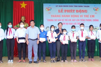 Đại diện lãnh đạo Sở Lao động-Thương binh và Xã hội; Quỹ Bảo trợ trẻ em tỉnh Ninh Thuận trao 10 suất học bổng cho trẻ em nghèo hiếu học trên địa bàn huyện Ninh Sơn.