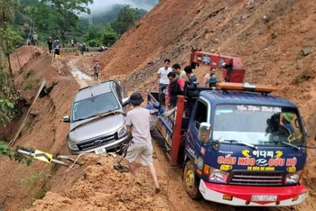 Phương tiện cứu hộ hỗ trợ ô-tô gặp sự cố tại điểm sạt lở tại km 90+760 trên quốc lộ 34, huyện Bảo Lâm (Cao Bằng).