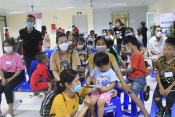 Gần 100 trẻ em tới khám, đăng ký phẫu thuật miễn phí. 