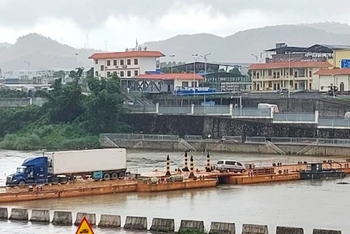 Các phương tiện chở hàng hóa xuất nhập khẩu làm thủ tục thông quan qua Lối mở cầu phao tạm Km3+4 Hải Yên, Móng Cái trong sáng 30/5.