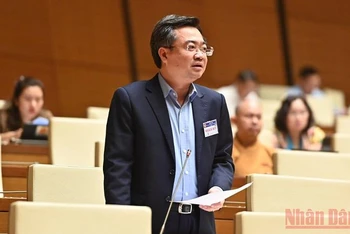 Bộ trưởng Xây dựng Nguyễn Thanh Nghị giải trình, làm rõ một số ý kiến đại biểu Quốc hội nêu trong phiên thảo luận chiều 30/5. (Ảnh: LINH KHOA)