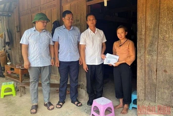 Lãnh đạo UBND huyện Nậm Pồ trao hỗ trợ 2 gia đình cháu nhỏ bị sét đánh.