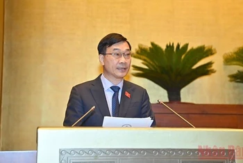 Chủ nhiệm Ủy ban Kinh tế của Quốc hội Vũ Hồng Thanh trình bày Báo cáo của Đoàn giám sát về việc thực hiện chính sách, pháp luật về công tác quy hoạch. (Ảnh: LINH KHOA)