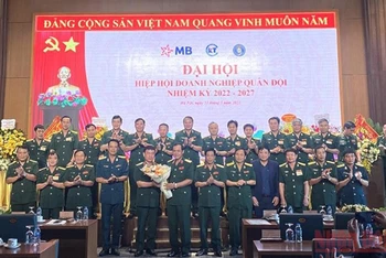 Thượng tướng Vũ Hải Sản tặng hoa chúc mừng thành công của Đại hội Hiệp hội Doanh nghiệp Quân đội nhiệm kỳ 2022-2027.