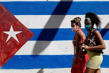 Người dân Cuba đeo khẩu trang phòng, chống Covid-19. (Ảnh: Prensa Latina)