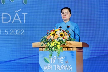 Chủ tịch Hội Liên hiệp Phụ nữ Việt Nam Hà Thị Nga phát biểu ý kiến.