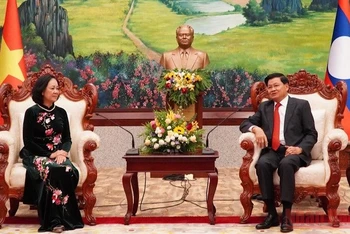 Tổng Bí thư, Chủ tịch nước Lào Thongloun Sisoulith (phải) tiếp đồng chí Trương Thị Mai tại trụ sở Trung ương Đảng Nhân dân Cách mạng Lào, chiều 31/5. (Ảnh: XUÂN SƠN)