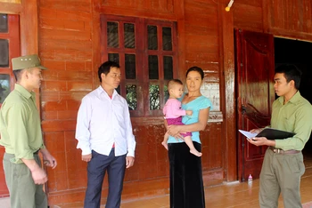 Chính quyền và Công an xã Sín Thầu (huyện Mường Nhé) tổ chức tuyên truyền pháp luật cho bà con bản Tả Kố Khừ. (Ảnh BÁO ĐIỆN BIÊN)