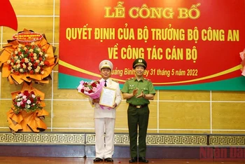 Thiếu tướng Lê Văn Tuyến, Thứ trưởng Công an trao quyết định điều động, bổ nhiệm cho Đại tá Nguyễn Hữu Hợp.