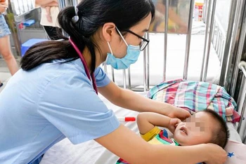 Trẻ mắc tay chân miệng đang điều trị tại Bệnh viện Nhi Trung ương.
