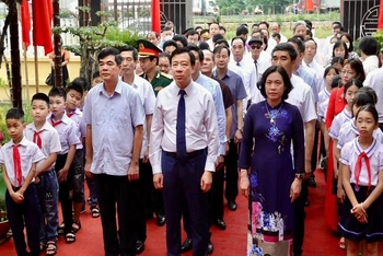 Lãnh đạo tỉnh Hải Dương dâng hoa, dâng hương tưởng nhớ Chủ tịch Hồ Chí Minh.