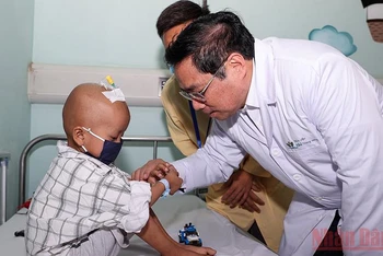 Thủ tướng Phạm Minh Chính thăm các bệnh nhân nhi tại Bệnh viện Nhi Trung ương chiều 31/5. 