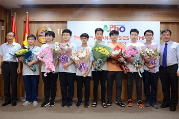 Đội tuyển quốc gia Việt Nam dự APhO 2022. (Ảnh: Bộ Giáo dục và Đào tạo)