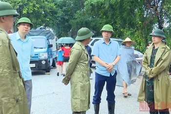 Lãnh đạo thành phố Thái Nguyên chỉ đạo các lực lượng tìm kiếm nạn nhân bị lũ trên sông Cầu cuốn trôi.