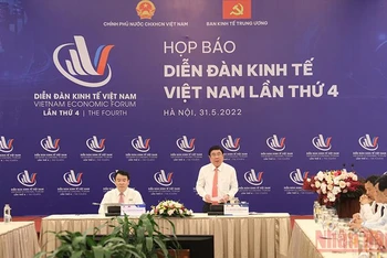 Đồng chí Nguyễn Thành Phong, Ủy viên Trung ương Đảng, Phó Trưởng Ban Kinh tế Trung ương, phát biểu tại họp báo.