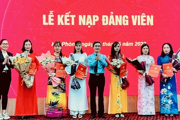 Lễ kết nạp đảng viên cho quần chúng ưu tú của Công ty Tohoku Pioneer Việt Nam. (Ảnh: Quang Dũng)
