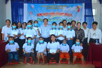 Chủ tịch tỉnh Cà Mau tặng quà cho trẻ em có hoàn cảnh đặc biệt khó khăn tại Trung tâm Bảo trợ xã hội tỉnh Cà Mau.
