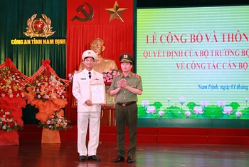 Trung tướng Lê Quốc Hùng, Thứ trưởng Công an, trao Quyết định của Bộ trưởng Công an về việc điều động, bổ nhiệm Đại tá Trần Minh Tiến giữ chức vụ Giám đốc Công an tỉnh Nam Định.