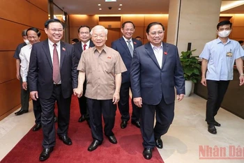 Tổng Bí thư Nguyễn Phú Trọng, Thủ tướng Phạm Minh Chính, Chủ tịch Quốc hội Vương Đình Huệ cùng các đồng chí lãnh đạo Đảng, Nhà nước dự phiên họp.