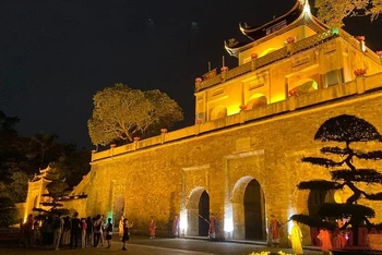 Khách du lịch tham quan Hoàng thành Thăng Long về đêm.