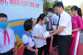 Phó Chủ tịch Ủy ban nhân dân tỉnh Nguyễn Thanh Bình trao học bổng cho các em có hoàn cảnh đặc biệt khó khăn.