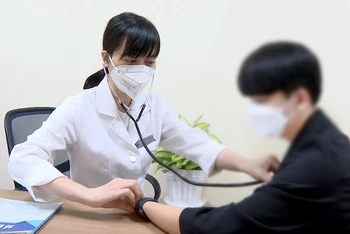 Bác sĩ Quỳnh Ngân thăm khám cho bệnh nhân.
