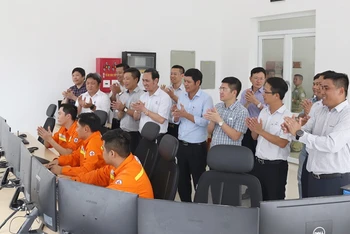 Các đại biểu chứng kiến thời khắc đóng điện Đường dây 500kV Quảng Trạch-Dốc Sỏi.