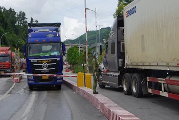 Các lực lượng chức năng hướng dẫn xe trở nông sản xuất khẩu qua cửa khẩu quốc tế Hữu Nghị (Cao Lộc).