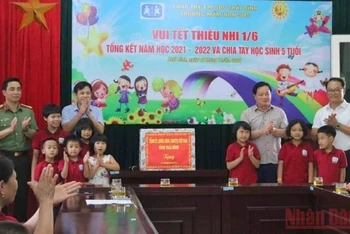 Chủ tịch UBND tỉnh Thái Bình Nguyễn Khắc Thận (thứ 2 từ phải sang) trao quà cho trẻ em tại Làng trẻ em SOS Thái Bình.