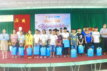 Tặng quà cho trẻ em tại Làng Trẻ em SOS Quy Nhơn, thành phố Quy Nhơn, tỉnh Bình Định.