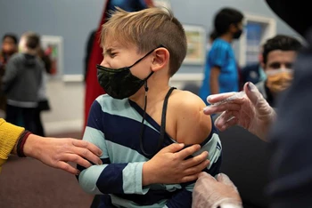 Em Levi Forst, 7 tuổi, được tiêm vaccine ngừa Covid-19 tại bang Pennsylvania, Mỹ, tháng 11/2021. (Ảnh: Reuters)
