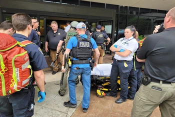 Nhân viên ứng phó khẩn cấp có mặt tại hiện trường vụ nổ súng. (Ảnh: Cảnh sát TP Tulsa)