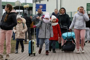 Nhiều người Ukraine đổ về biên giới giáp Ba Lan sau khi Nga triển khai chiến dịch quân sự đặc biệt tại miền đông Ukraine. (Ảnh: Reuters)
