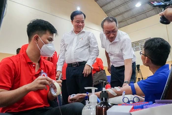 Chủ tịch UBND tỉnh Cà Mau Huỳnh Quốc Việt, Trưởng Ban tổ chức Bạch Quốc Khánh tặng huy hiệu nhóm máu cho người hiến máu