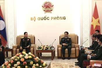 Trung tướng Khamliang Outhakaysone tới chào xã giao đồng chí Đại tướng Phan Văn Giang.