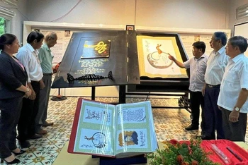 Quyển thư pháp khổ lớn về Danh nhân Nguyễn Đình Chiểu được trưng bày tại Thư viện Nguyễn Đình Chiểu.