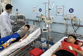 Trẻ bị sốt xuất huyết đang được điều trị tại bệnh viện Nhi Đồng 1, Thành phố Hồ Chí Minh (Ảnh: Mạnh Hảo).