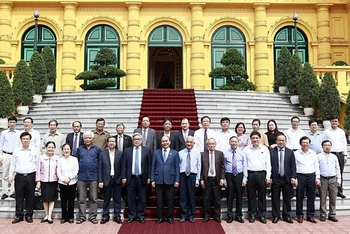 Chủ tịch nước Nguyễn Xuân Phúc với các đại biểu Hội Khoa học lịch sử Việt Nam.
