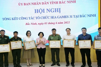 Chủ tịch Ủy ban nhân dân tỉnh Bắc Ninh Nguyễn Hương Giang trao tặng Bằng khen cho các tập thể, cá nhân có thành tích xuất sắc.