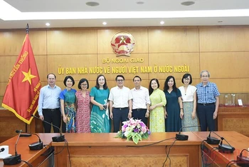 Lãnh đạo Ủy ban Nhà nước về người Việt Nam ở nước ngoài chụp ảnh cùng kiều bào. (Ảnh: Ủy ban Nhà nước về người Việt Nam ở nước ngoài)