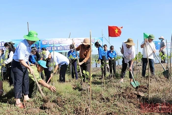 Các đại biểu tham gia trồng cây tại khu vực danh thắng quốc gia đầm Ô Loan, huyện Tuy An, Phú Yên.